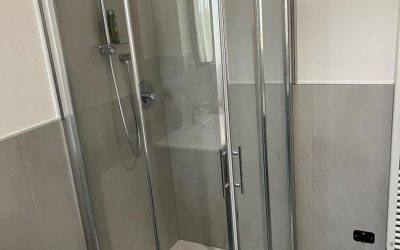 Montaggio di due box doccia #bagniristrutturati #idrotek #doccia #idraulico