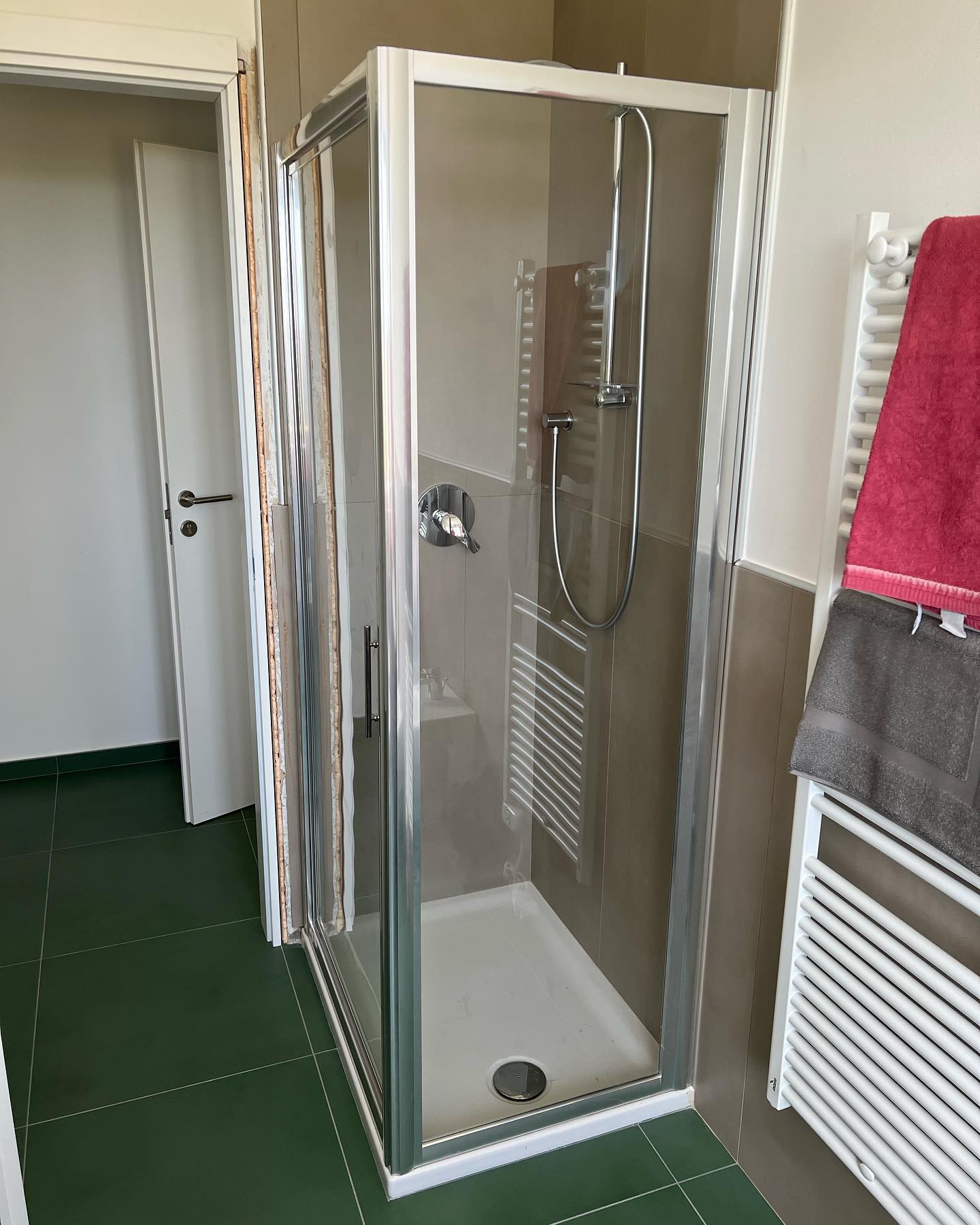 Montaggio di due box doccia bagniristrutturati idrotek docci